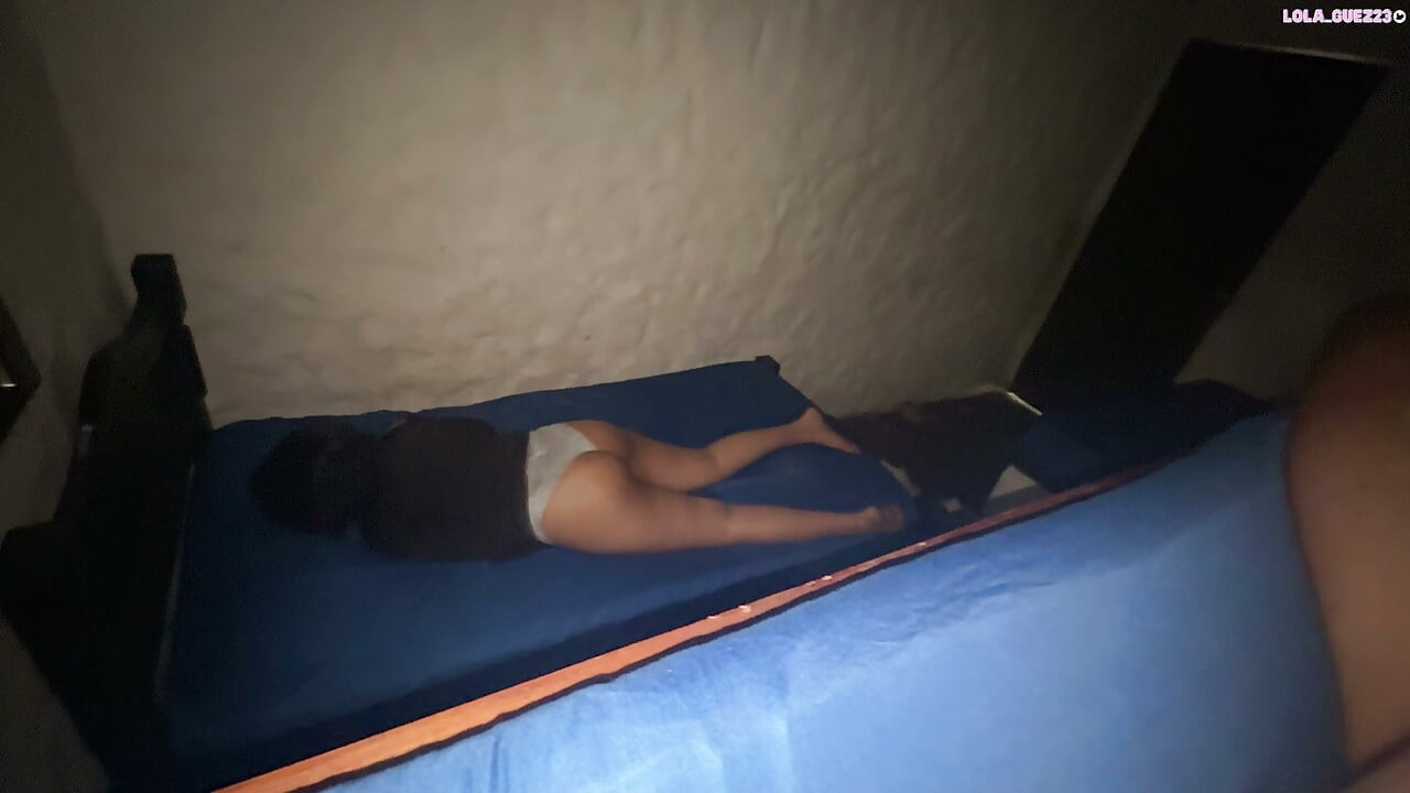 Masturbándose mientras mi hermanastra se toca