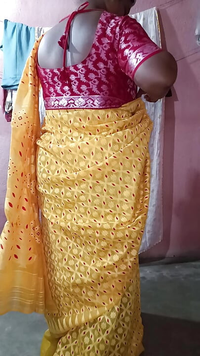 Sarı sari tek başına düşüyor