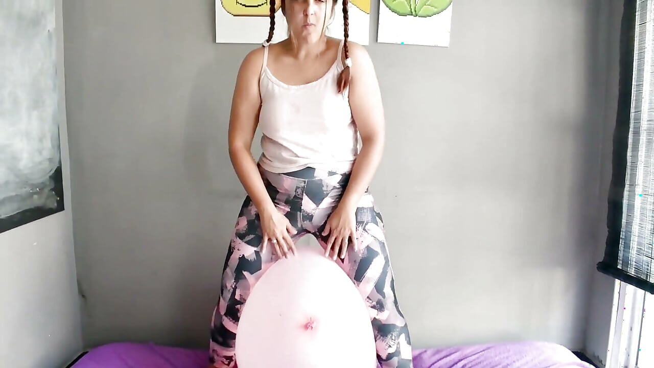 Gevlochten staartmeisje maakt bubbels op grote ballon - Bunny Looner