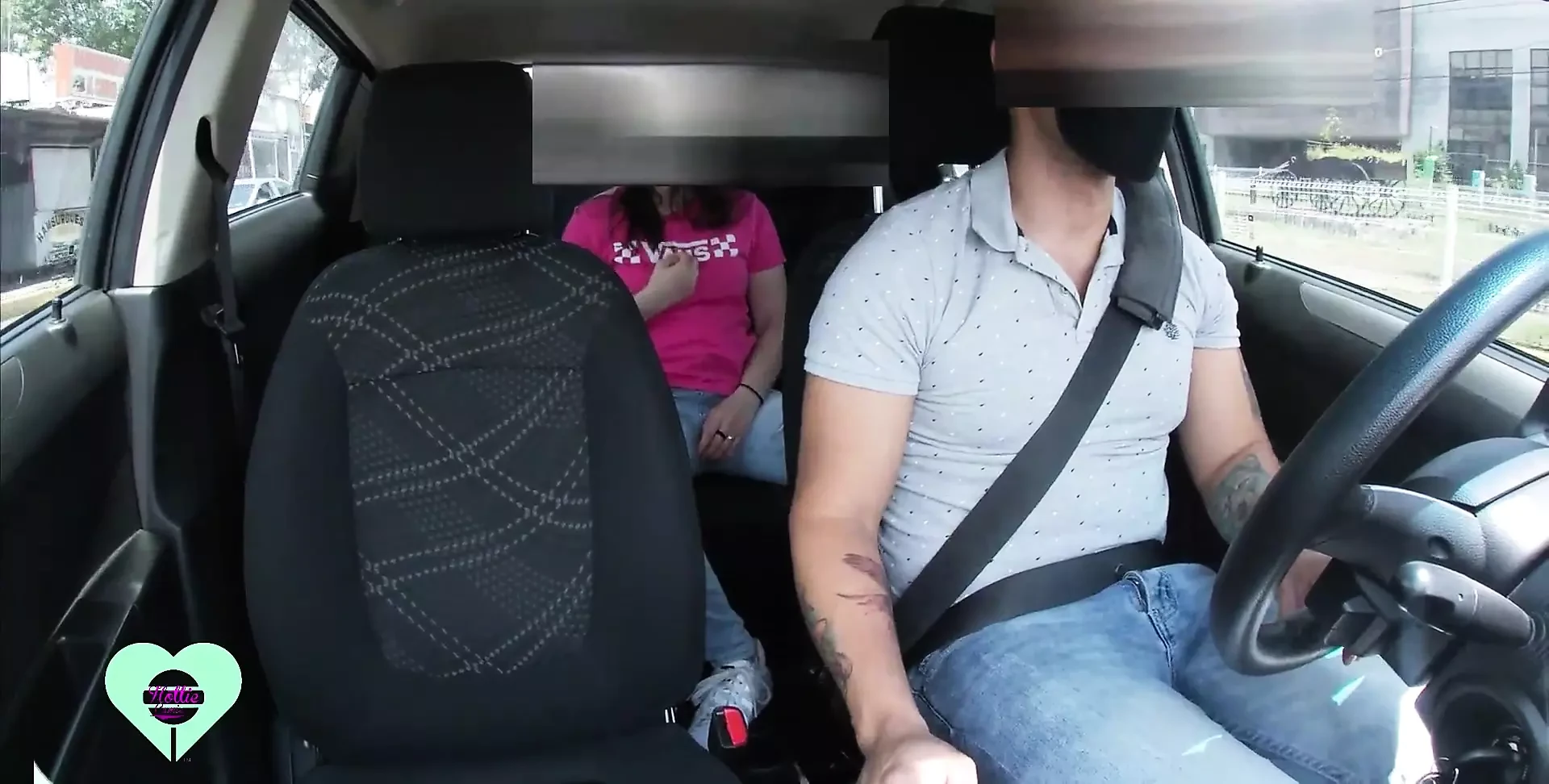 Vacker ung flicka onanerar inuti min uber och inser inte att jag spelar in henne