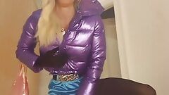 Jess Silk скачет на дилдо в бирюзовом атласном платье и блестящей фиолетовой куртке с париком блондинки