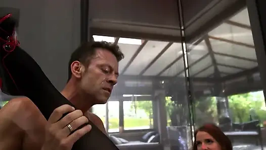 Rocco - Тинки против милф - Rocco Трахает тугие молодые дырки против опытных киски!