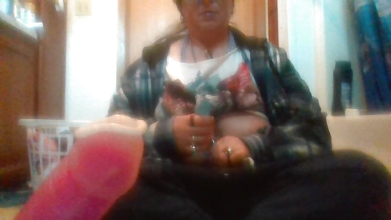 Женщина, трогающая себя, еще возбуждена