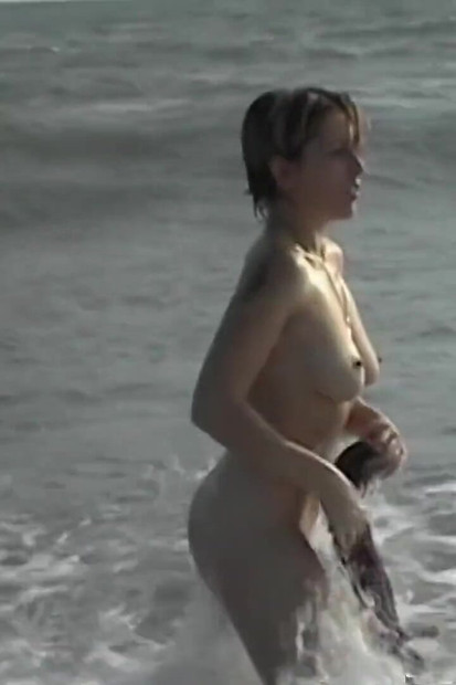 Tigra Fransız orta yaşlı seksi kadın tigra dalgalarda çıplak