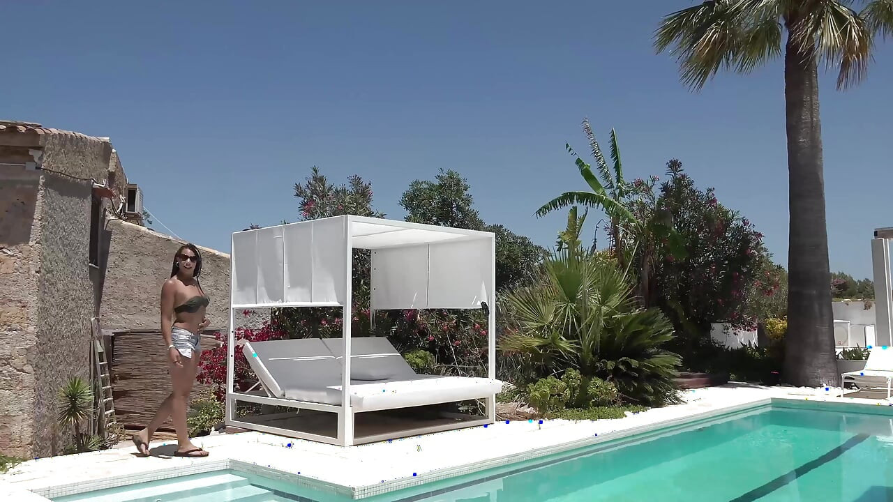 Latina cachonda perforada chupa y monta una polla dura al aire libre