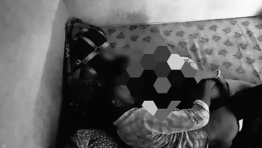 Горячая сексуальная трахающаяся брутальная жена Жесткий трах горячей сексуальной девушки с большими сиськами индийской деревни сисятая киска, дэши паренек Bangla Dashi перед вебкамерой