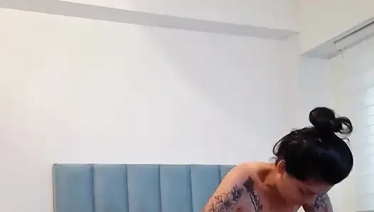 Er sehnte sich nach meinen großen titten, während ich putzen, also musste ich verpflichtet werden