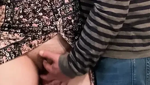 Ich habe einen fremden dazu gebracht, meine muschi in der U-bahn zu reiben