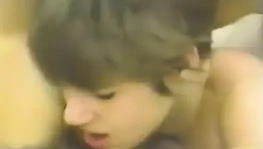 Şanslı Asyalı adam iki azgın kızla sikişiyor