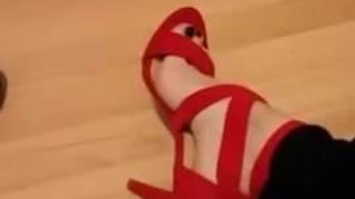 Người phụ nữ quyến rũ Hy Lạp lillith đang thử giày cao gót màu đỏ!