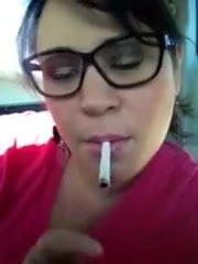 Rokok unta Sandy Ardish dalam cermin mata saya