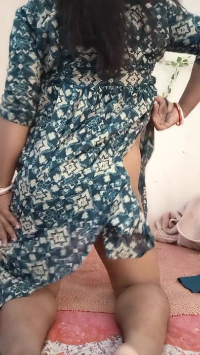 Desi boudi fingert und sie macht ein hartes squirting | Clip 1