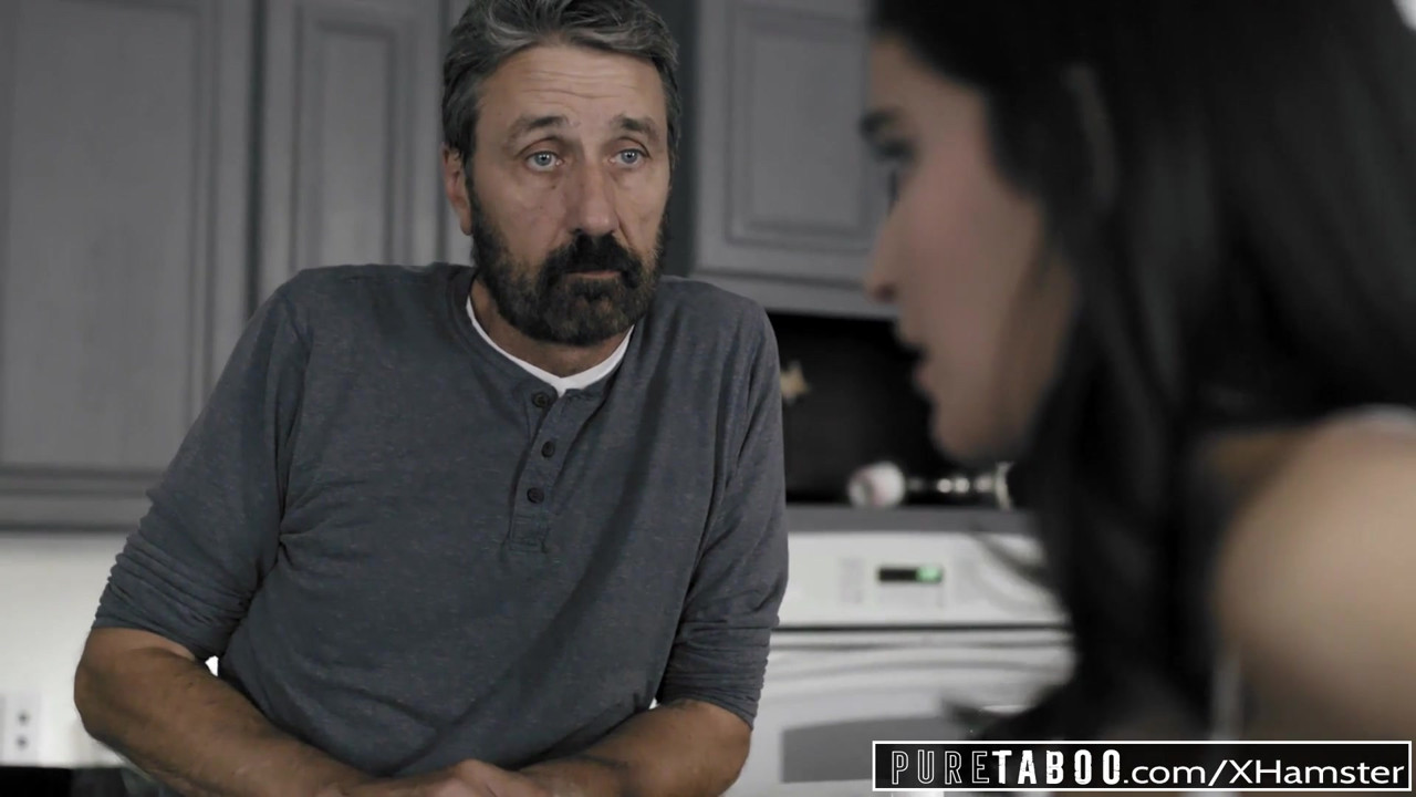 純粋なタブーティーン痴女emily willisがstepdadでスパンキング＆中出し