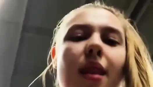 Extreme Selbstbefriedigung und Training im fitnessstudio