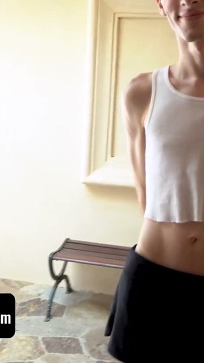 Χαριτωμένος Twink ψάχνει για τον πρώτο του πατριό | Κλιπ 1