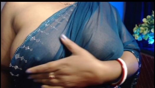 सेक्सी महिला लड़की अपनी ब्रा खोलती है और अपने स्तन दबाती है और नग्न चूत में उंगली करती है।