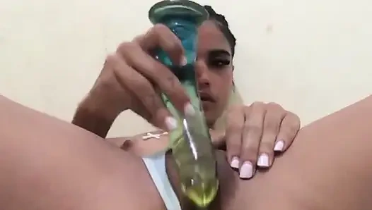 Ich masturbiere in meinem Zimmer mit meinem weichen Dildo-Spielzeug