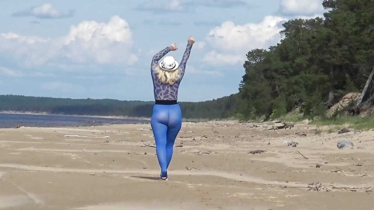 Blue style 2 - Flashing on beach
