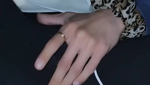 Aku lagi asik muasin diriku sendirian di film porno sampai muasin diriku sendirian