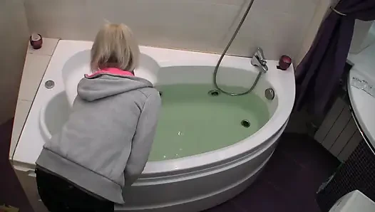 Reife frau mag ein heißes bad