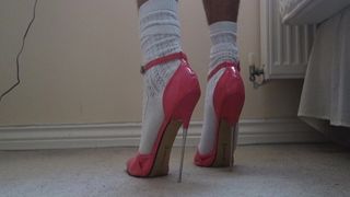 Новые розовые высокие каблуки и белые носки