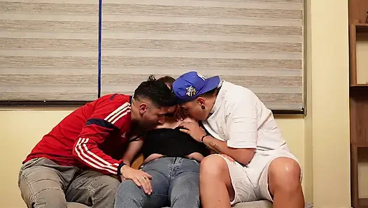Unglaubliche! Mein erstes porno-casting mit zwei schwänzen, sehr voll mit milch