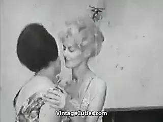Зрелые и бабушки-лесбиянки в постели (винтаж 1950-х)