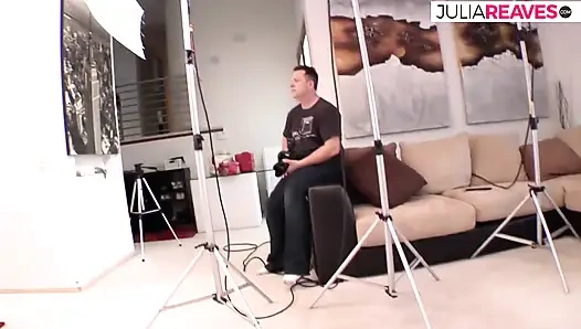 Сучка наслаждается сосанием сисек, затем жесткий трах позже