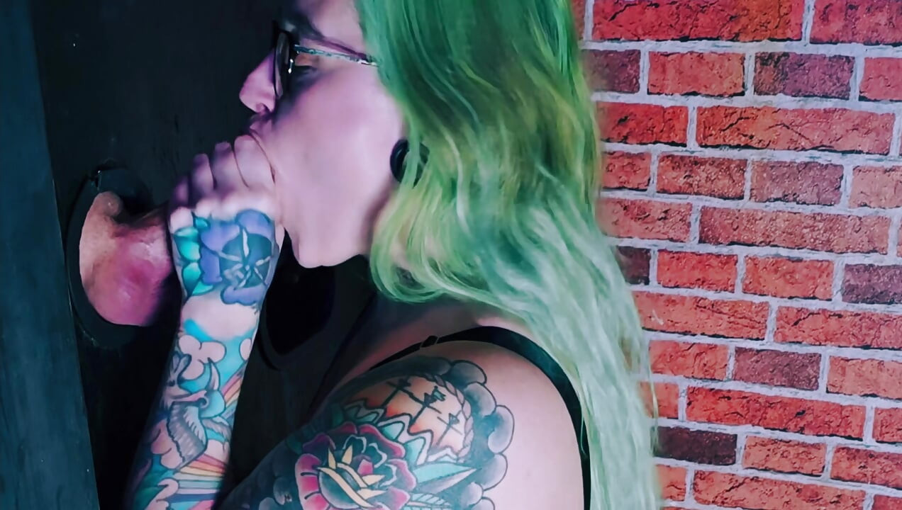 Sucer une grosse queue au gloryhole