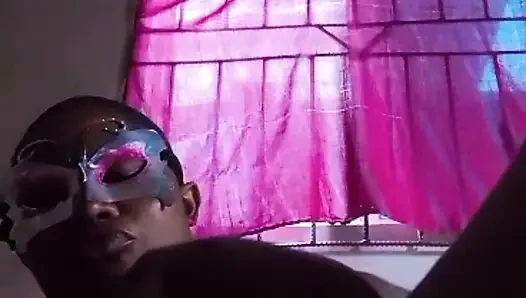 Roselee трогает себя в живом видео