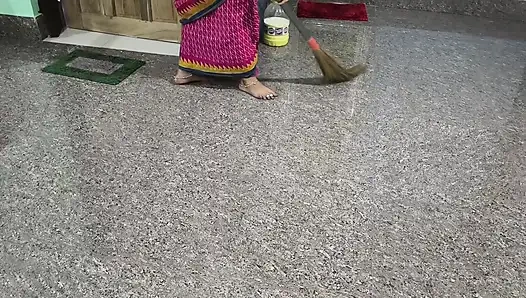 Köylü desi evli kadın hintli kadınla sert seks yapıyor. Kocası evde değilken