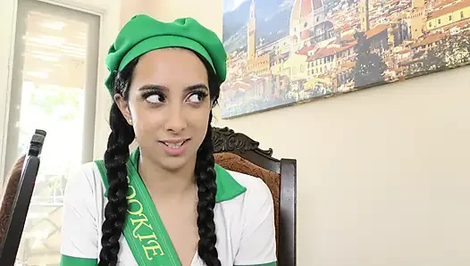 Gadis pramuka campuran persia dicrot di muka