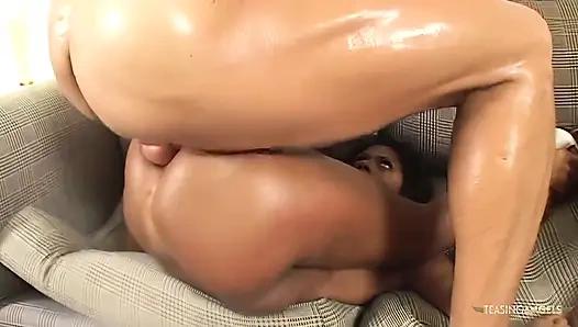 Sandy rio wird in einem interracial dreier hart penetriert