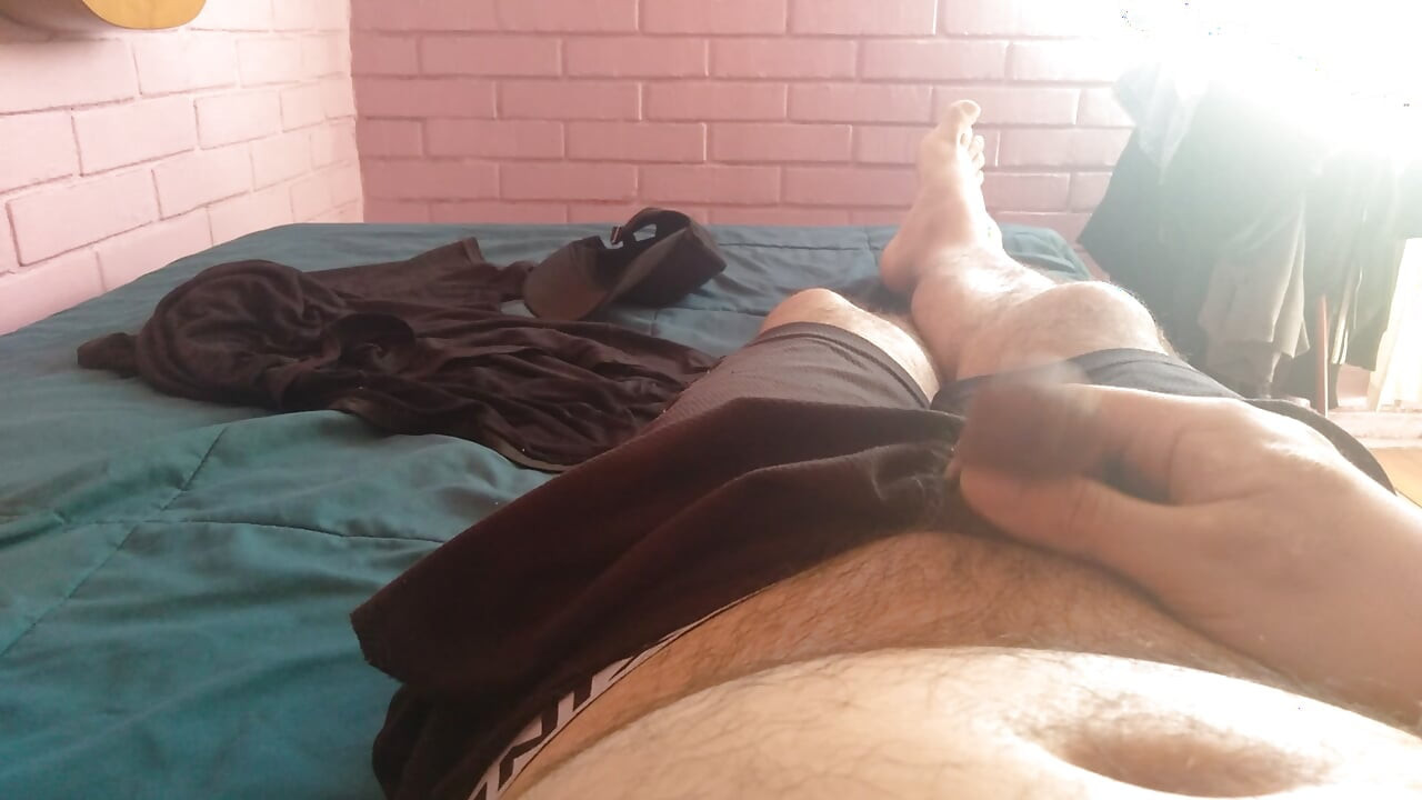 男は巨大なチンポで素晴らしいフェラチオを求めている