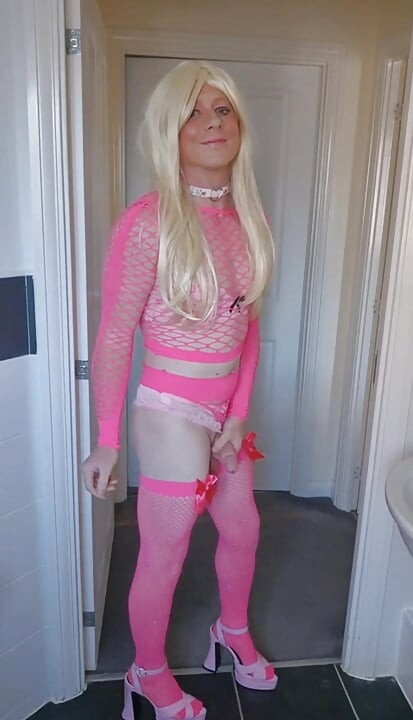 Сисси-шлюха подрачивает и давится огромным членом