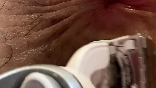 Aku mencukur memek indahku dan anus ketat berbulu close-up. Memek yang dicukur