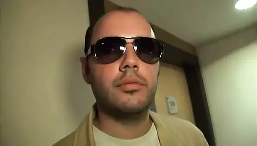 Mit verbundenen augen und in einem hotelzimmer befestigt