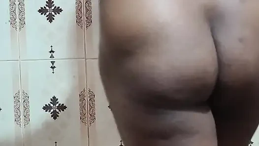 Hintli mallu kız banyo yapıyor ve daha sıkı sikişmeye ihtiyacı var