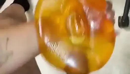 Bir oyuncakla okşuyor