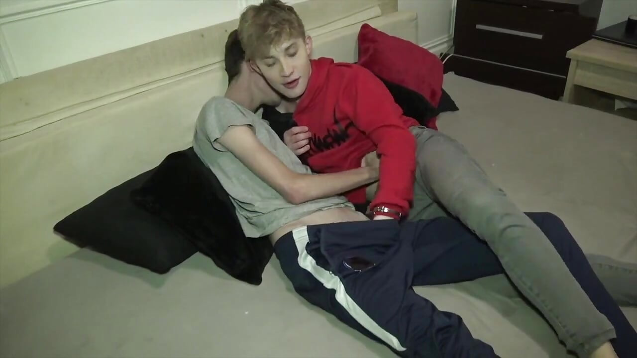 The slut blond twink Andrea fucked bareback by young dude bisex