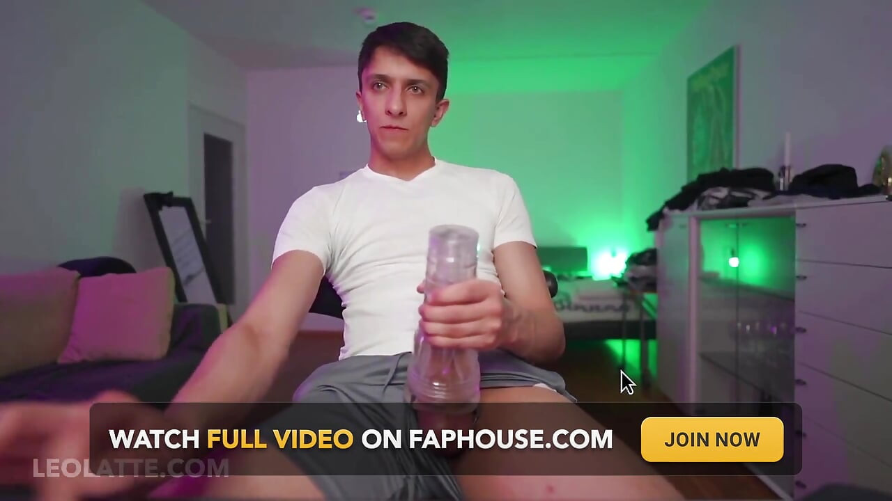 Leo Latte on Livestream Playing with Flashlight Until Shooting Big Load
