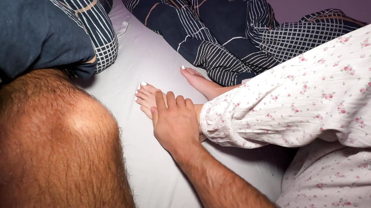 POV kleine stiefzus Mia laat me klaarkomen met haar voeten
