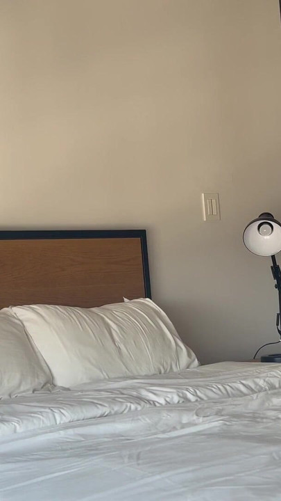 Bintang lucah MILF latina, Ely Marquez, menjemput orang asing rawak ke hotelnya untuk berkongkek | Klip 1