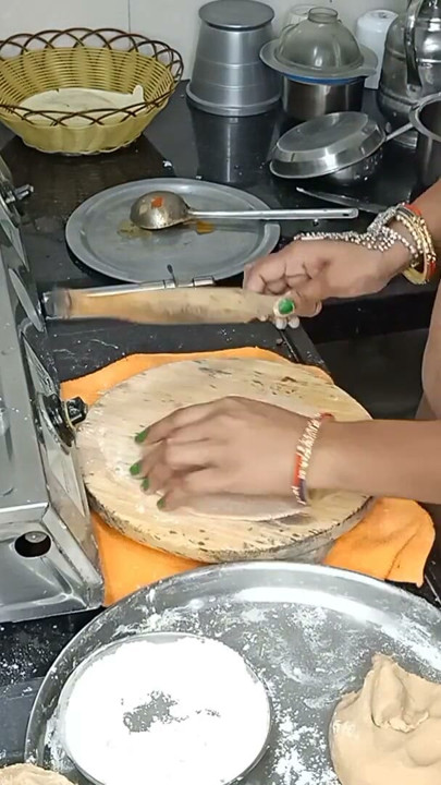 Roti banate samay jor se dhakka lagaya ek sath do kam | Clip 2