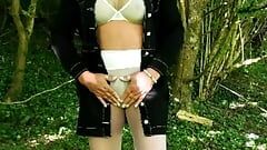 Кроссдрессер Kellycd2022 в лесу с сексуальной милфой в белых колготках в любительском видео