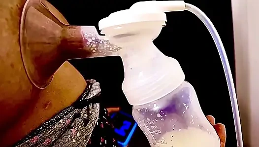 Арабская милфа доит грудь с огромными сиськами