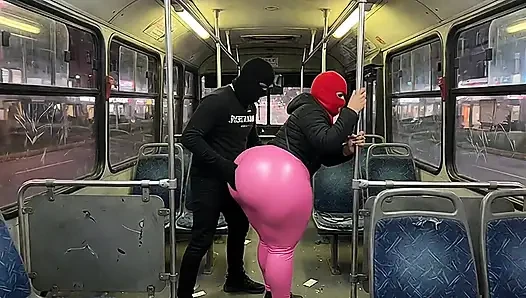 Mädchen mit dickem arsch in schwarzen hosen wird im bus gedrückt und endet mit schwarzem tanga