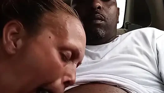 Уличная проститутка делает минет в машине. Сперма в гору