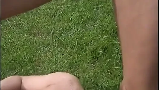Genießen sie einen vierer im freien mit deutschen schlampen, die hier sind, um gefickt zu werden