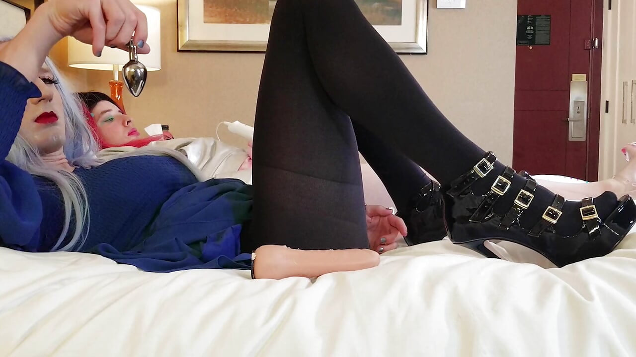 Une très jolie travesti baise et suce une tgirl rousse sans capote - compilation 9